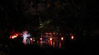 Пруд возле улицы Jinli вечером превращается в огромную сцену, подсвеченную фонариками — прямо на его берегах идет представление сычуаньской оперы, одновременно в нескольких точках