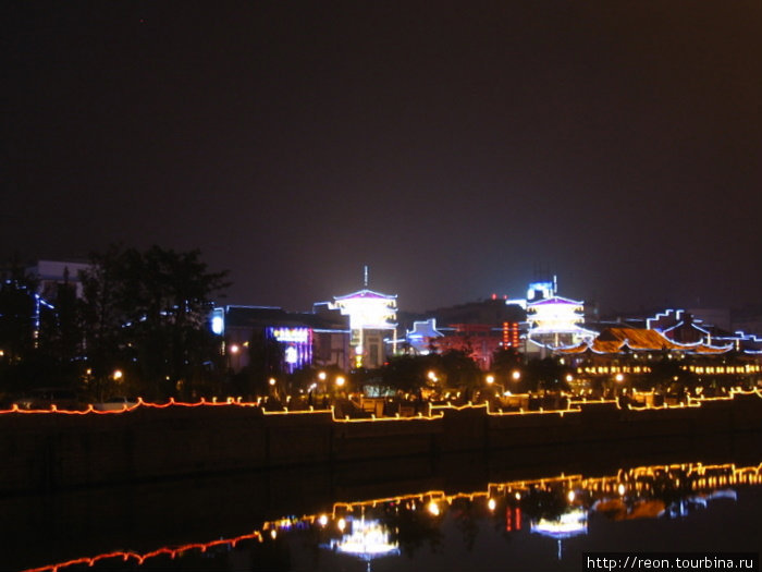 Ночная подсветка набережных в Чэнду Чэнду, Китай