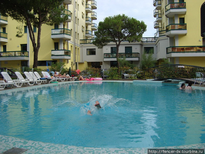 Если есть возможность, лучше бронировать отель с бассейном. Днем слишком жарко, чтобы быть на море. Езоло, Италия
