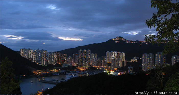 Вид на ночной город из парка Гонконг
