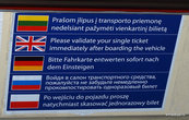 Такие таблички на пяти языках висят в салоне каждого автобуса или троллейбуса Вильнюса.