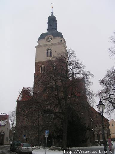 Разница между зданием и колокольней бросается в глаза Бранденбург, Германия