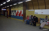 Стены станций выложены мозаикой из плитки веселеньких цветов: салатного, желтого и красного.