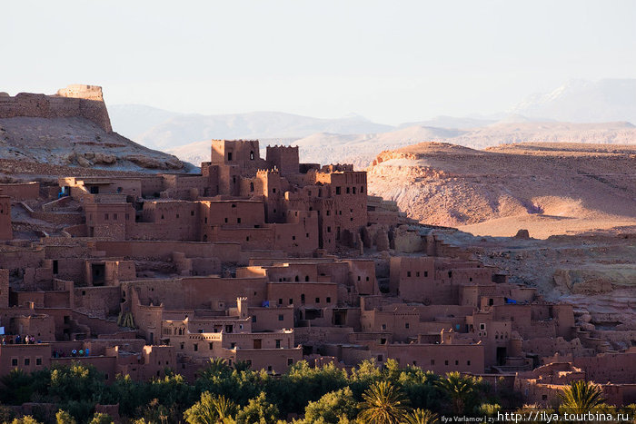 В ксар имеется четыре входа, два бесплатных (крайний слева и крайний справа) и два платных. Айт-Бен-Хадду, Марокко