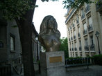 Памятник певице Далиде.