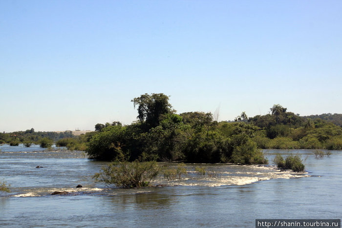 Река у Глотки дьявола Пуэрто-Игуасу, Аргентина