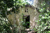 Заброшенный дом возле водопада