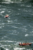 Лодки с туристами на реке