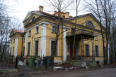 Дворянская усадьба Орловых-Денисовых 1830 года на Главной улице Коломяг.