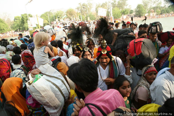 Хаотичные толпы паломников на дорогах Харидвара. Харидвар, Индия