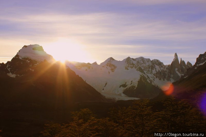Солнце прячется за гору Лос-Гласьярес Национальный парк, Аргентина
