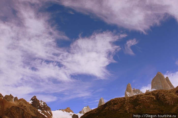 Перистые облака над горами украшают картинки Лос-Гласьярес Национальный парк, Аргентина