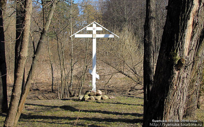 На берегу Сетуни — белый поклонный крест. Москва и Московская область, Россия