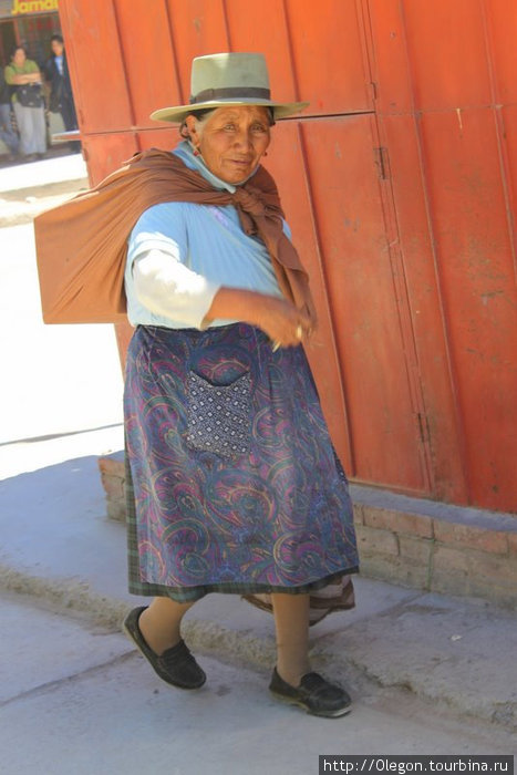 С дешёвой Боливии несут в тюках контрабанду для перепродажи в дорогой Аргентине Ла-Киака, Аргентина