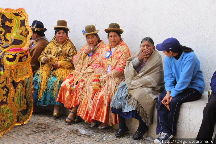 Те, кто постарше побывали уже на многих Карнавалах и знают, что лучше силы приберечь- посидеть на дорожку Потоси, Боливия