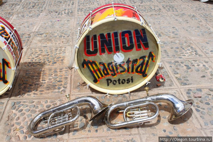 Музыкальные инструменты тоже ждут Потоси, Боливия