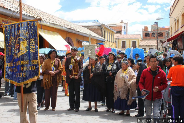 В первых рядах шествия- главные лица города Потоси, Боливия