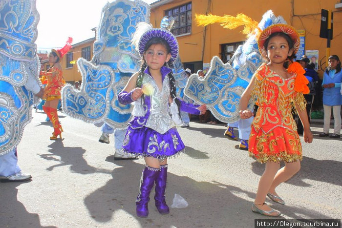 Не только взрослые, но и дети участвуют в Карнавале, конечно тоже в костюмах Потоси, Боливия