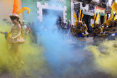 Дым украшал визуально, но запах был очень ужасным, но участники Карнавала не подавали вида- продолжая танцевать с улыбками на лицах