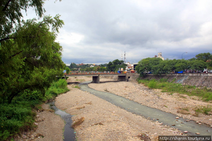 Река — на пути от автовокзала к центру города Сан-Сальвадор-де-Хухуй, Аргентина