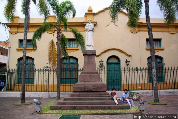 Дети у основания памятника Сан-Сальвадор-де-Хухуй, Аргентина