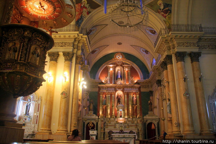 Алтарь и кафедра в соборе Сан-Сальвадор-де-Хухуй, Аргентина