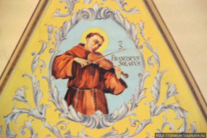 Монах-скрипач. Фотография получилась не очень отчетливая — очень уж далеко и темно в соборе Сан-Сальвадор-де-Хухуй, Аргентина