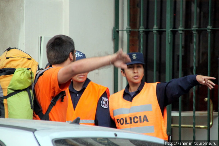 Полицейские показывают правильное направление Сан-Сальвадор-де-Хухуй, Аргентина