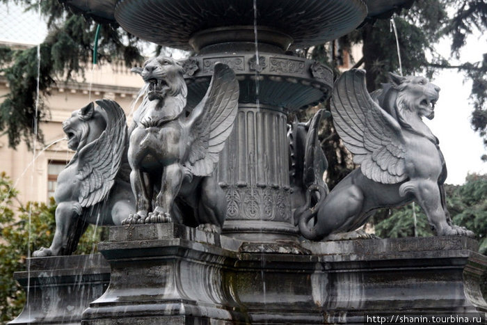 Крылатые львы на фонтане Сан-Сальвадор-де-Хухуй, Аргентина