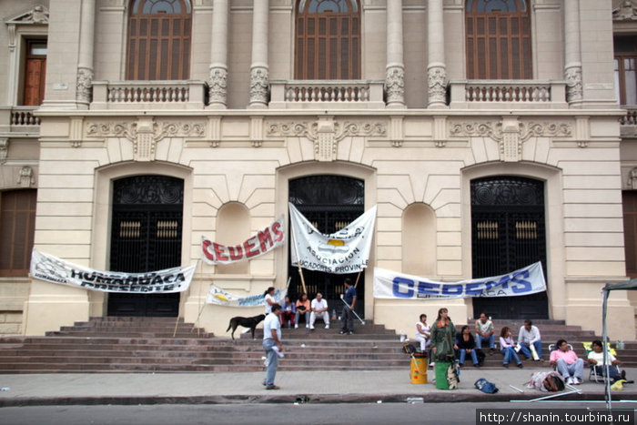 Демонстрация у входа в губернаторский дворец Сан-Сальвадор-де-Хухуй, Аргентина