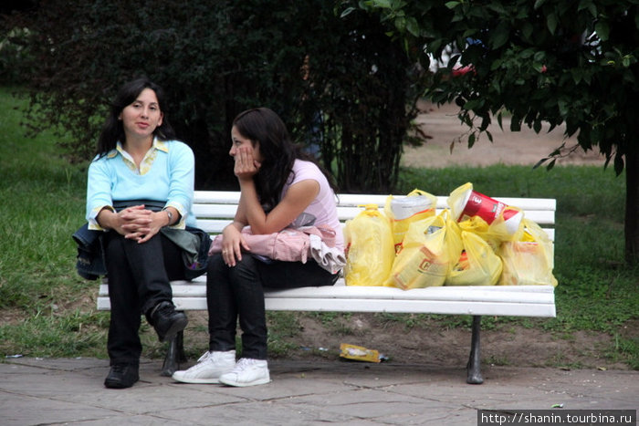 Девушки на скамейке — после удачного шопинга Сан-Сальвадор-де-Хухуй, Аргентина