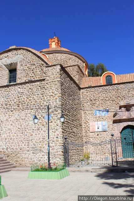 Каменные стены церкви построены в 17 веку Потоси, Боливия