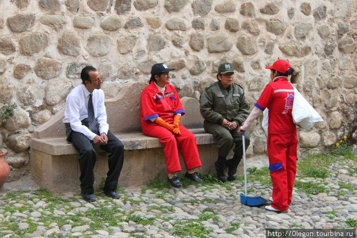 Персонал музея в сборе- гид, уборщицы и охрана Потоси, Боливия