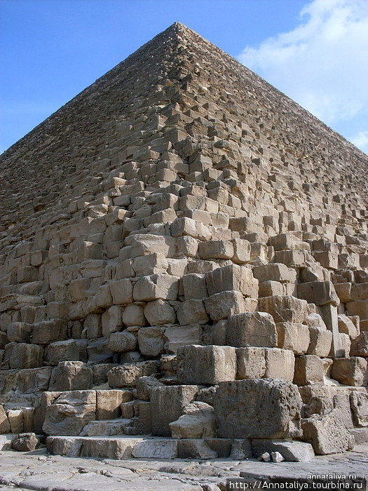 Внутрь пирамиды мы решили не залезать, ибо особую страсть к покойным фараонам не питаем, и двинулись осматривать пирамиды снаружи.