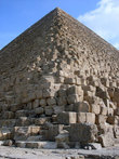 Внутрь пирамиды мы решили не залезать, ибо особую страсть к покойным фараонам не питаем, и двинулись осматривать пирамиды снаружи.