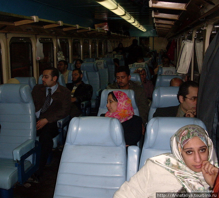 В вагоне второго класса фирменного поезда Каир — Александрия Каир, Египет