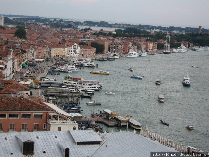 Пристань, к которой подходят трамвайчики с туристами Венеция, Италия