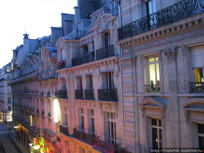 Вот они  — крыши Парижа.. Ха этим домом Гранд Опера, налево Вандомская площадь...
В общем транспортом мы не пользовались