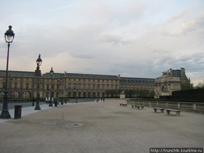 И у Лувра еще нет ни парижан ни туристов.