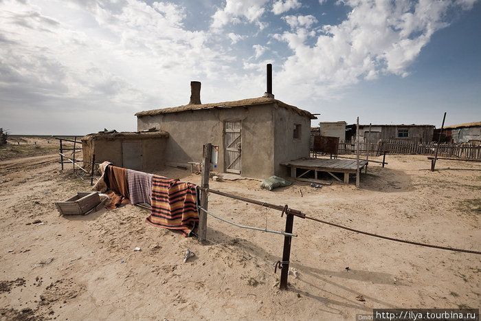 Это посёлок, в котором живут только летом, в основном пастухи. Казахстан