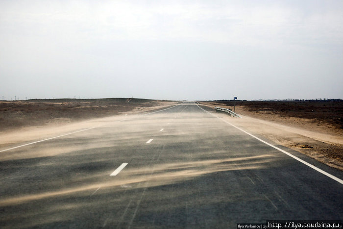Первая половина дороги просто отличная. Асфальт ровный, нет ям, везде хорошая разметка и знаки. Иногда дорогу засыпает песком. Казахстан