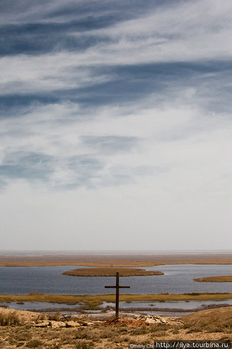 Для начала мы заехали в заброшенную деревню Урга, она стоит на берегу озера Судочье. Озеро Судочье (Судовшин) — самый большой внутридельтовый водоём Амударьи. Нукус, Узбекистан