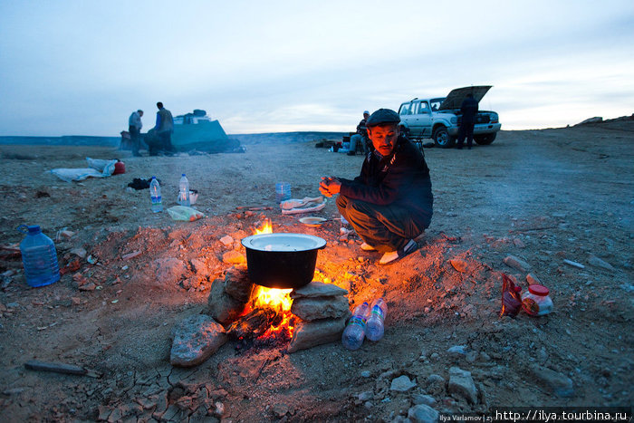 Пока мы ставили палатку, наш водитель приготовил вкуснейший плов. Нукус, Узбекистан