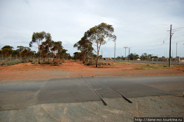 Старые рельсы на въезде на Супер Пит Калгурли, Австралия