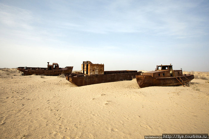 Большинство этих кораблей жители распилили на металлолом, часть удалось спасти, теперь они стоят на месте бывшего пирса. Республика Каракалпакстан, Узбекистан