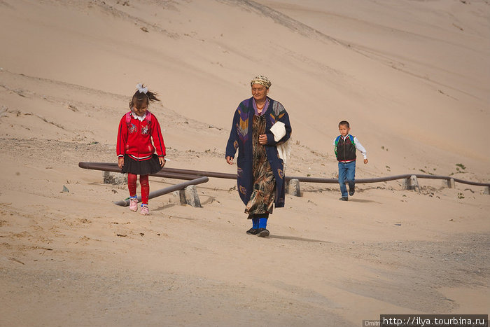 Песчаные барханы уже вплотную подошли к деревне, дорогу засыпает. Республика Каракалпакстан, Узбекистан