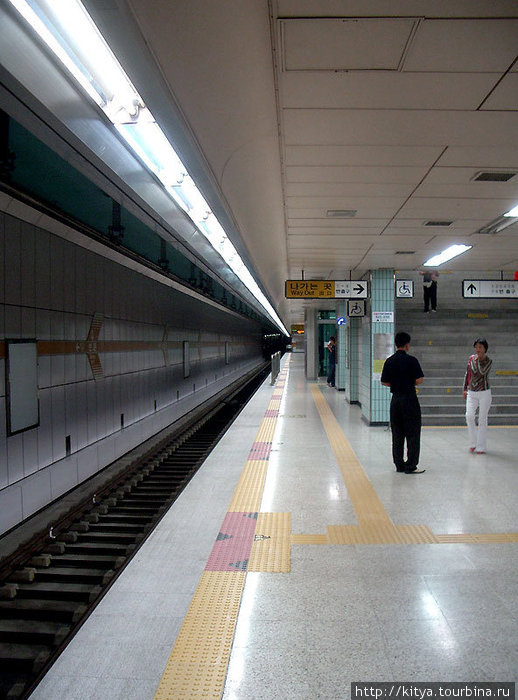 Платформа сеульского метро. Даже линии на полу такие же, как в Токио. Сеул, Республика Корея