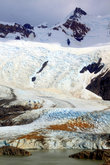 Ледник сползает в горное озеро