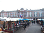 Здание Капитолия (XVIII в.) — это городская ратуша и оперный театр под одной крышей. На большой площади — рынок африканских товаров и продавцов.