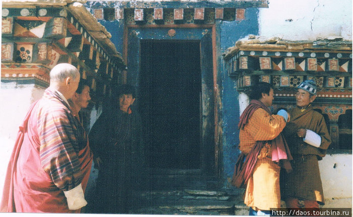 У входа в Дунгце-Лакханг Паро, Бутан
